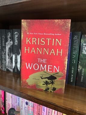 Kristin Hannah - The Women (Red & Gold Cover)